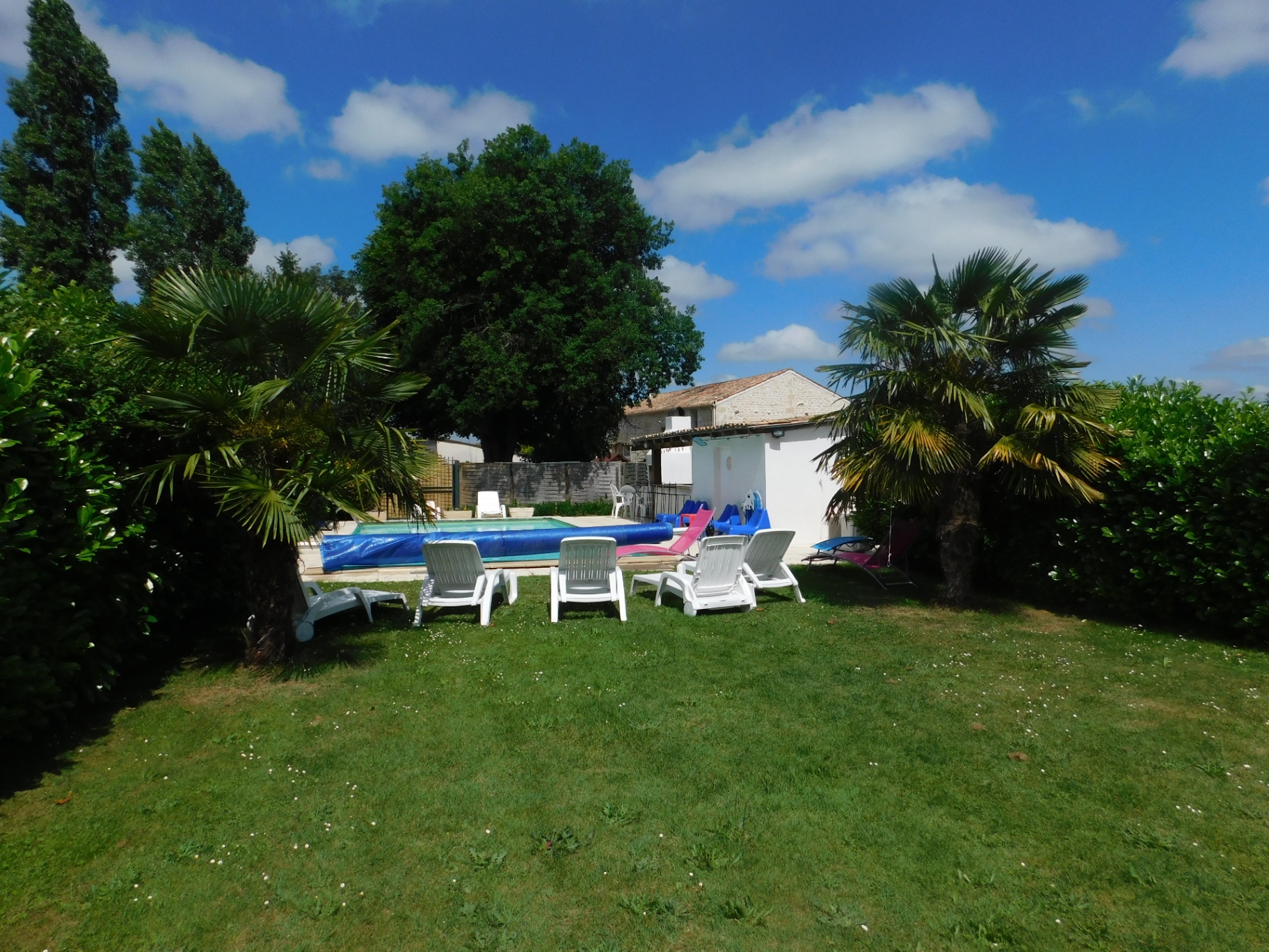 La Grange de Saint Quantin — piscine et jardin