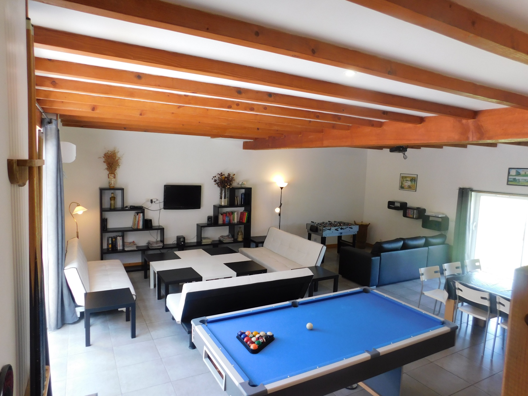 Séjour intérieur lumineux avec poutres apparentes